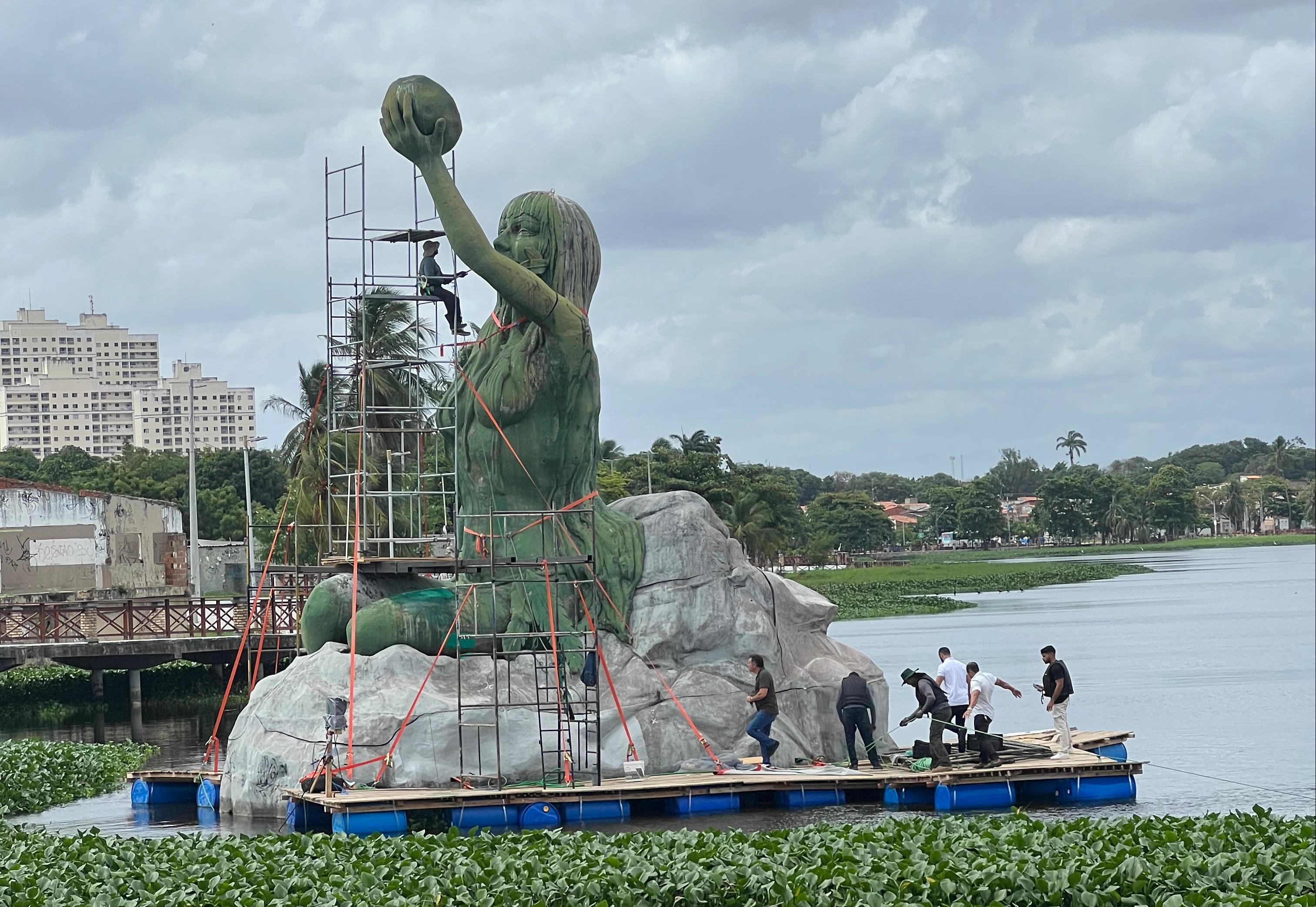 estátua de iracema sendo restaurada